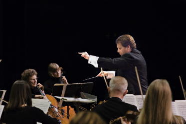 Luis Haza conducting