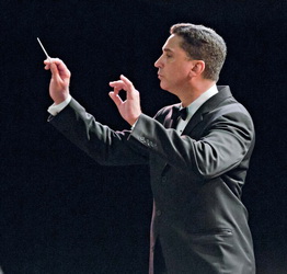 Emil de Cou conducts rehearsal