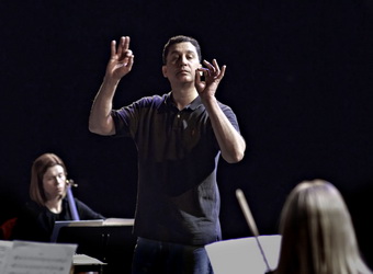 Emil de Cou conducts rehearsal